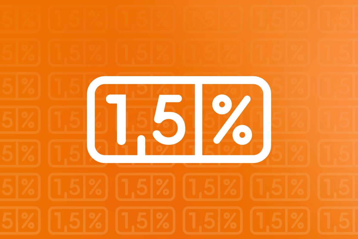 Na pomarańczowym tle duża, biała cyfra 1,5 %.