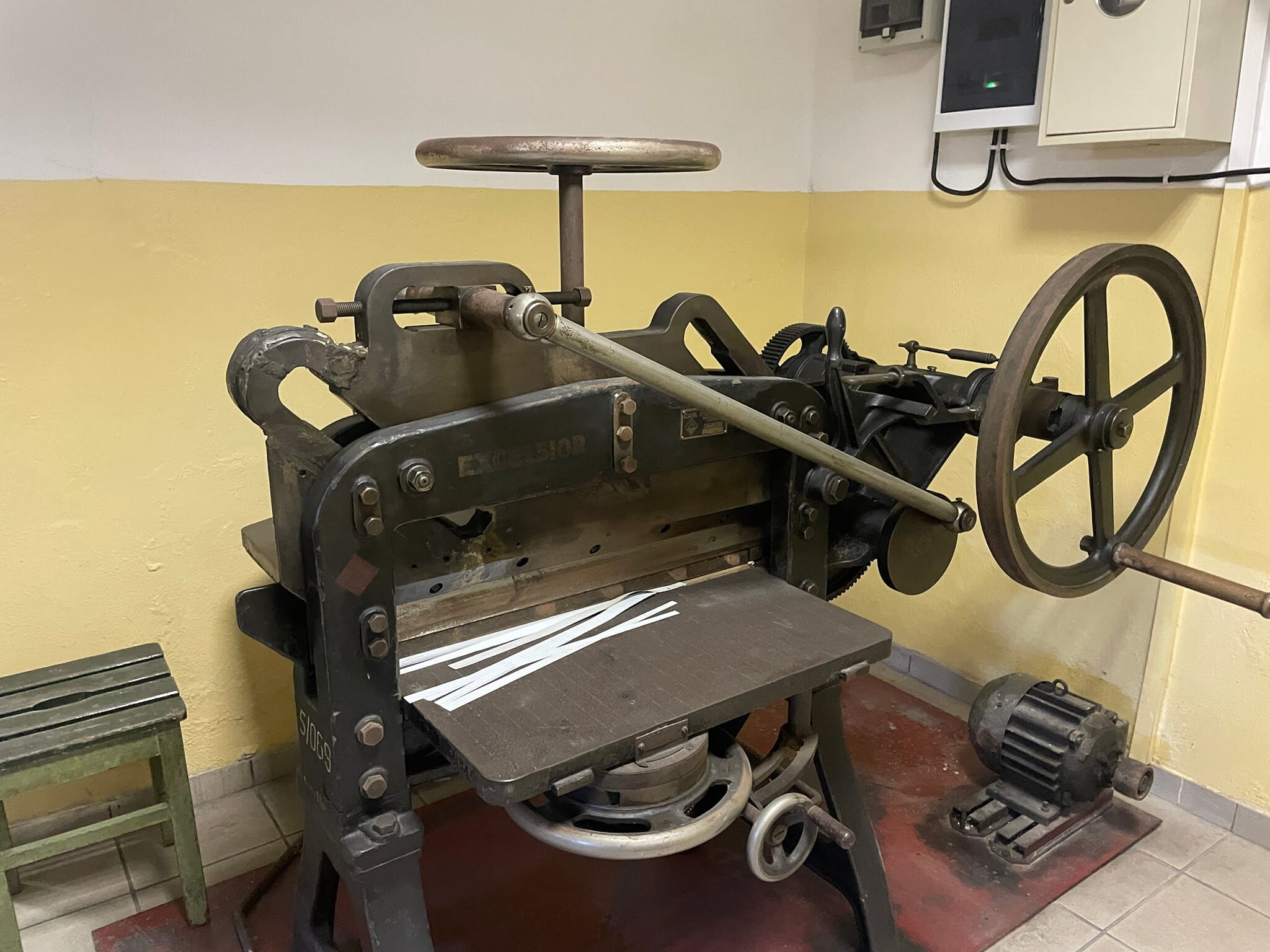 Maszyna drukarska do cięcia papieru.