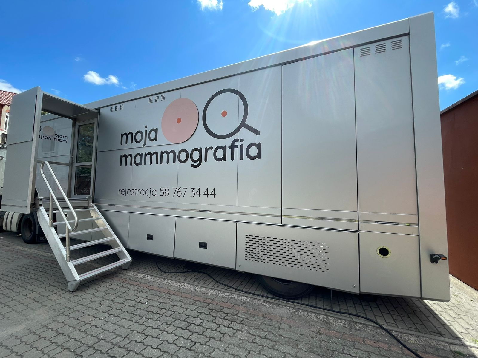 Mammobus z napisem moja mammografia.