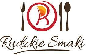 grafika przedstawiająca logo rudy śląskiej jako talerz, przy nim z lewej widelec, z prawej nóż i łyżka pod spodem napis rudzkie smaki