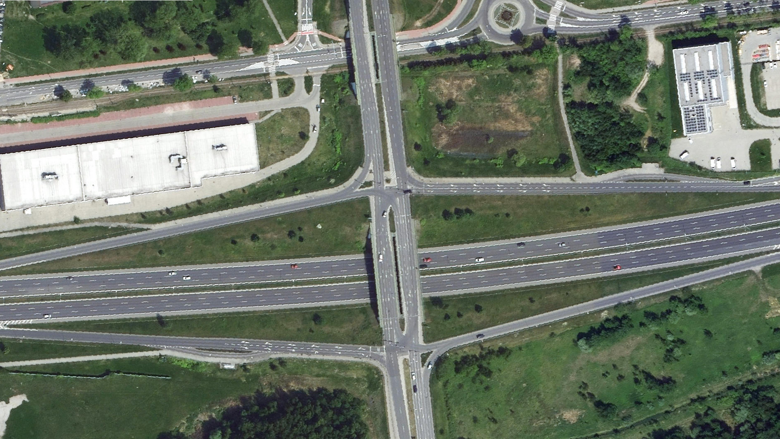 Widok z lotu ptaka na węzeł drogowy.