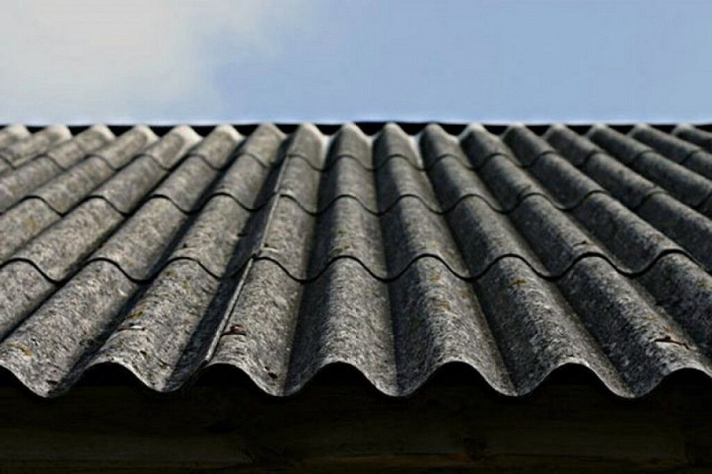 Azbestowe pokrycie dachu.
