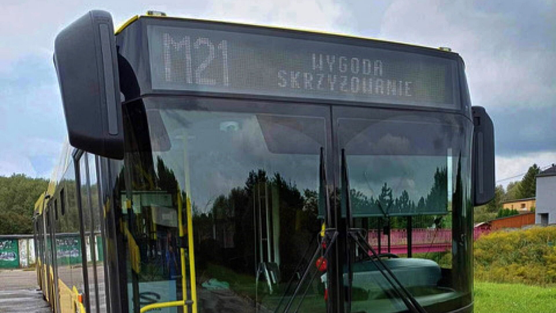 Autobus z napisem na wyświetlaczu: "M21 Wygoda Skrzyżowanie".