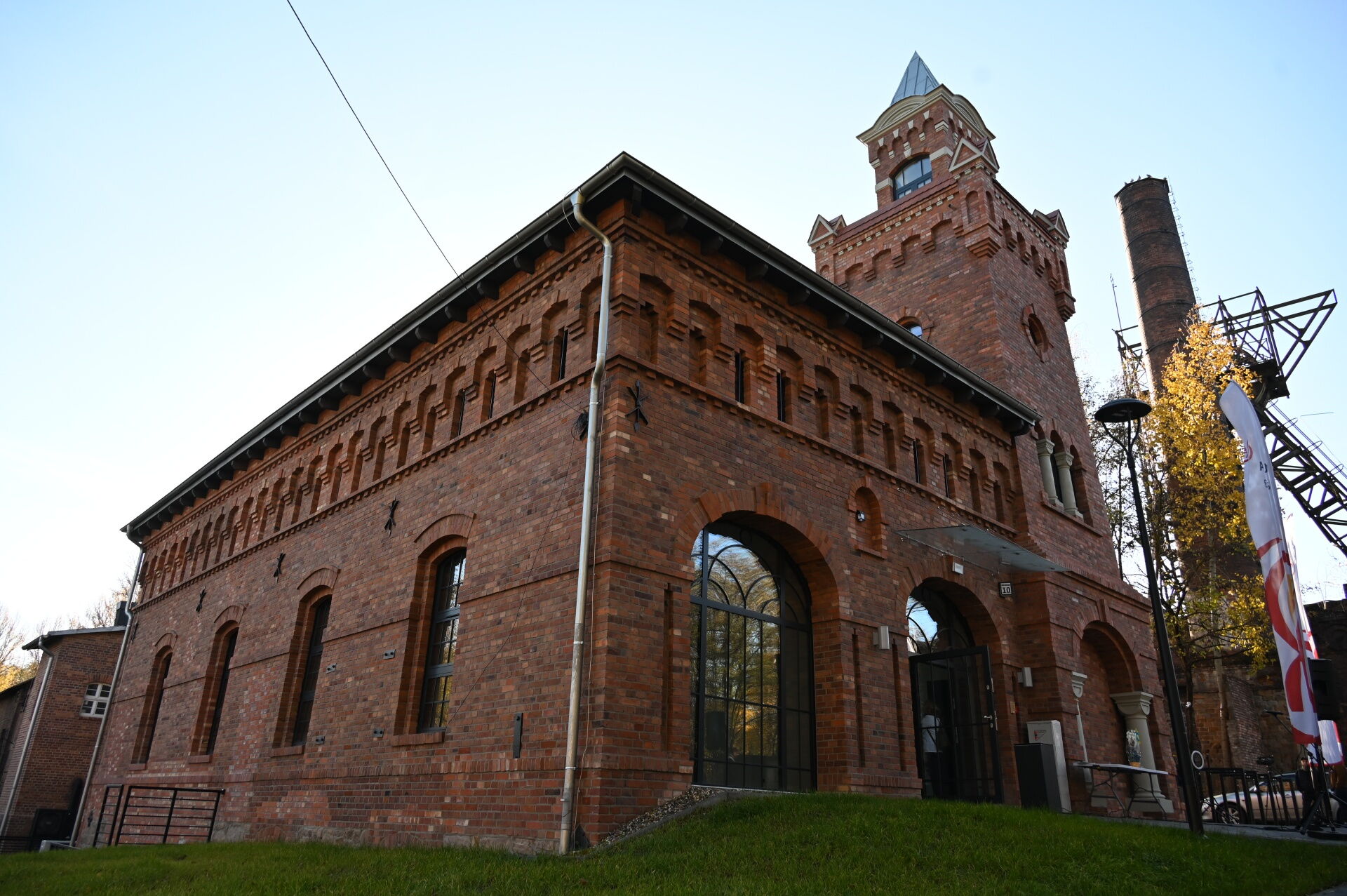 Zmodernizowany budynek z cegły z wieżą.