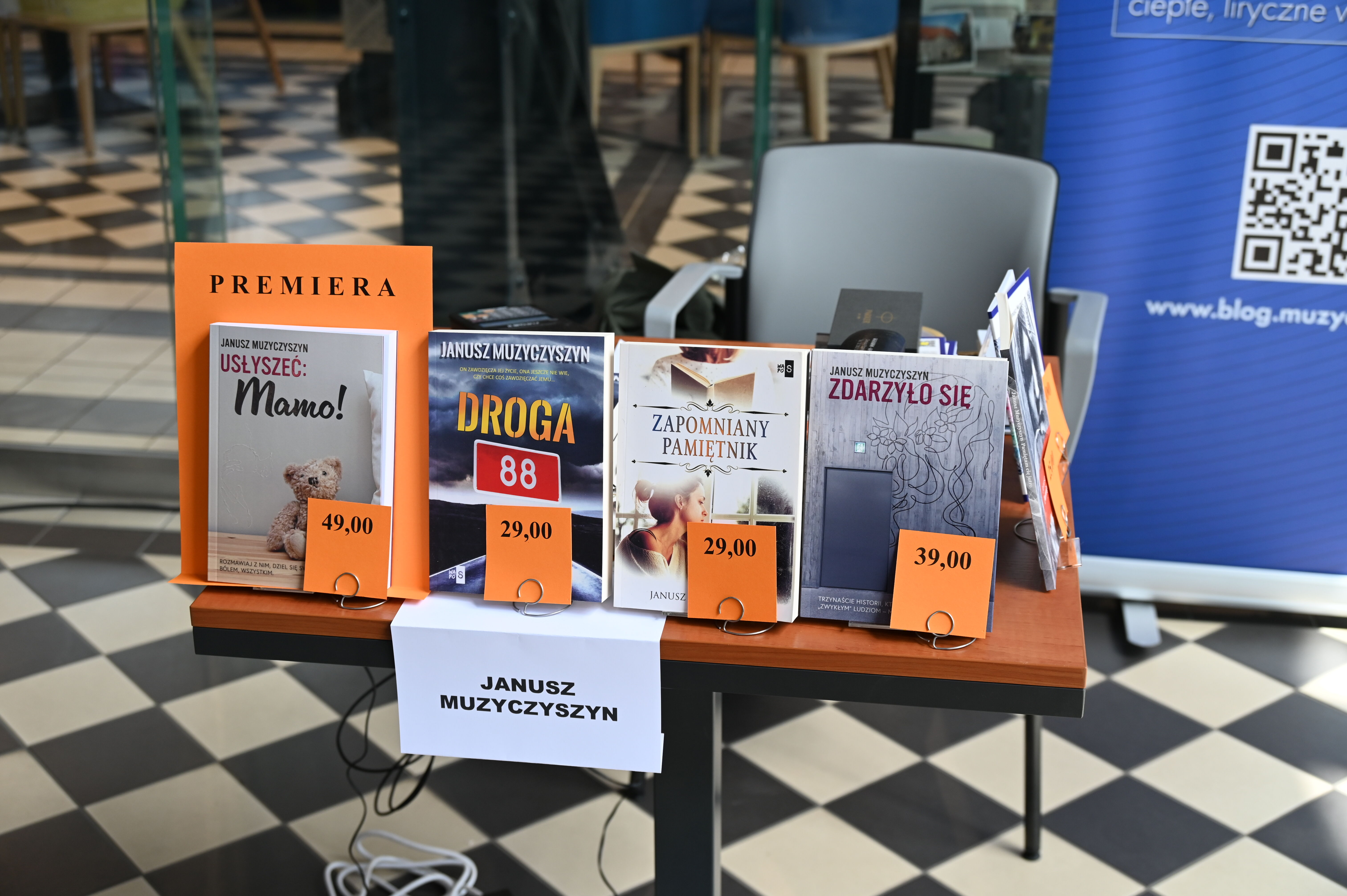 Stolil z książkami, krzesło.