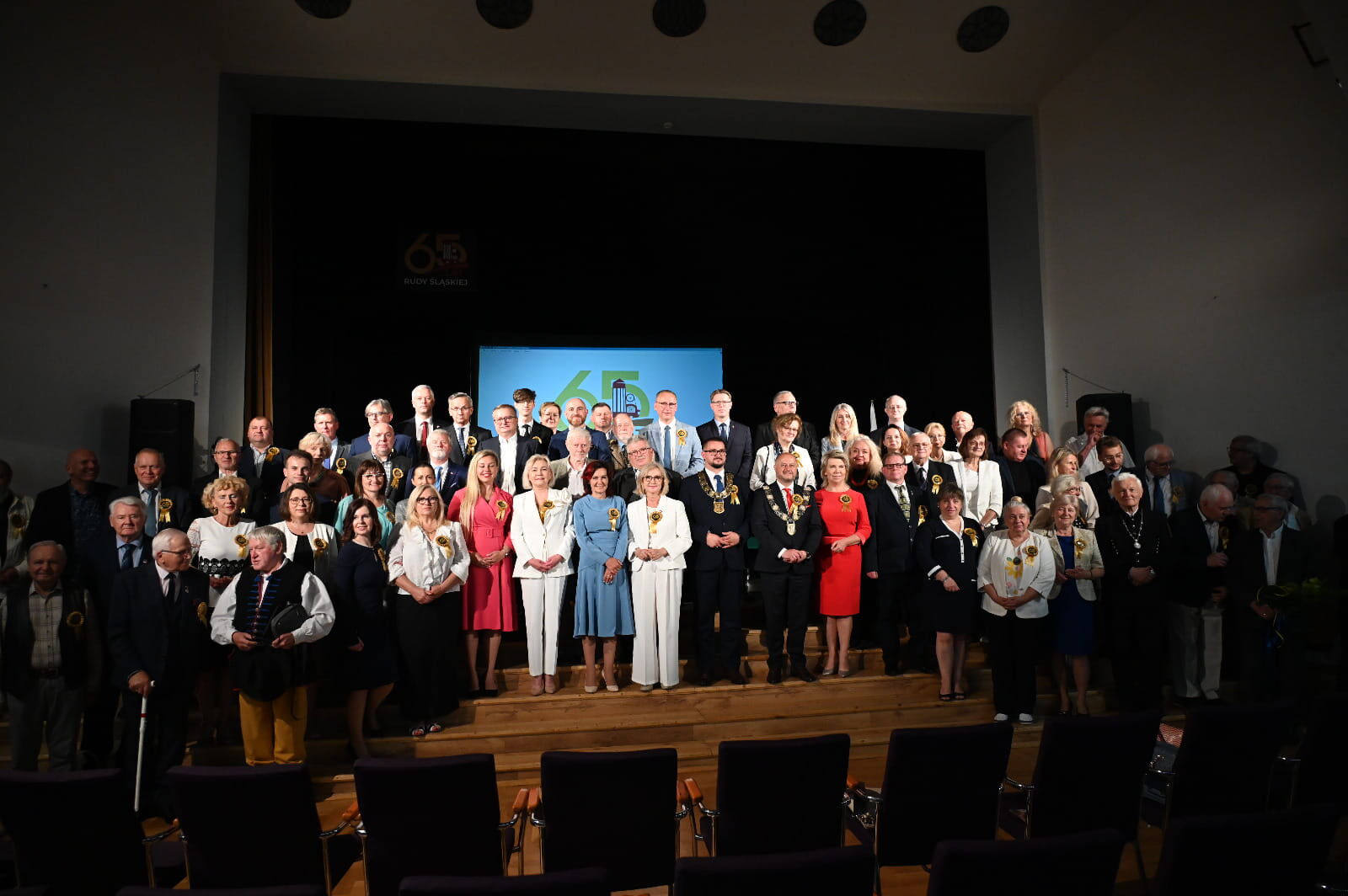 Radni i władze Rudy Śląskiej pozują do zdjecia.