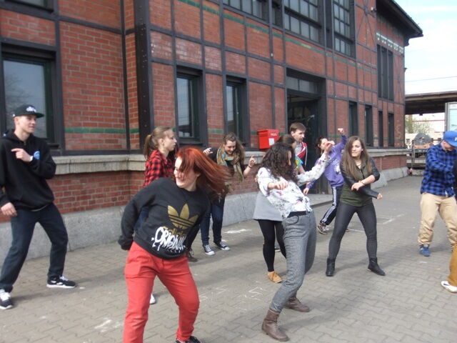 Happy na dworcu w Chebziu