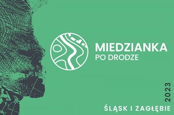 Zielona plansza z symbolem drogi, teskt "Miedzianka po drodze, Śląsk i Zagłębie 2023"