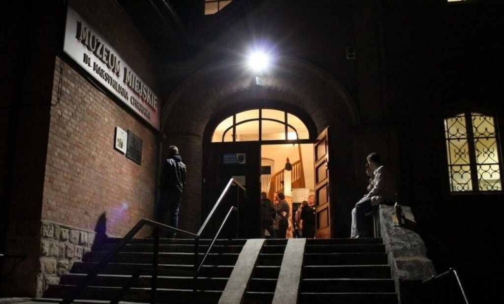 Wejście do Muzeum Miejskiego nocą.