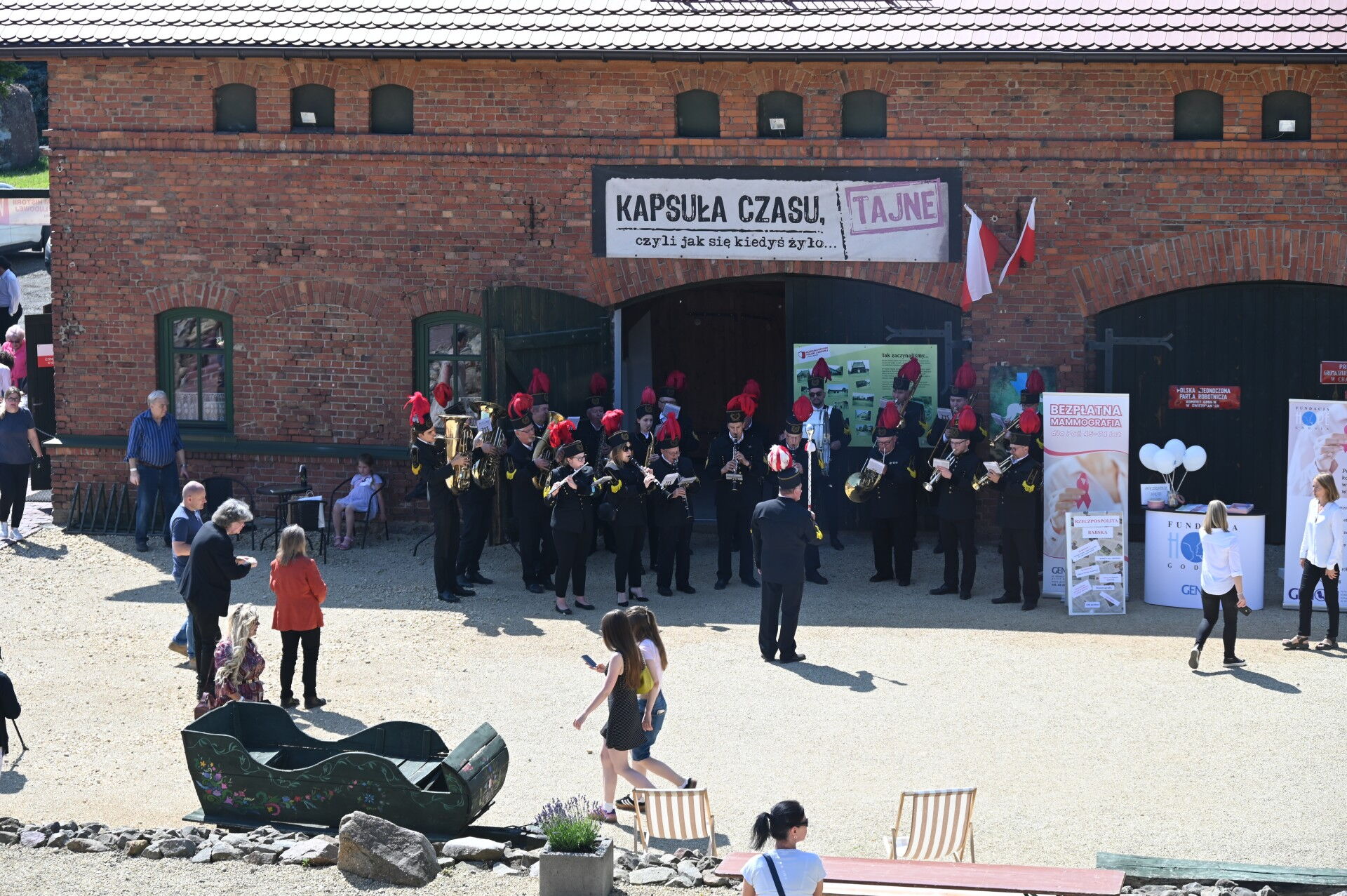 Orkiestra górnicza przed budynkiem Muzeum Historii Polski Ludowej