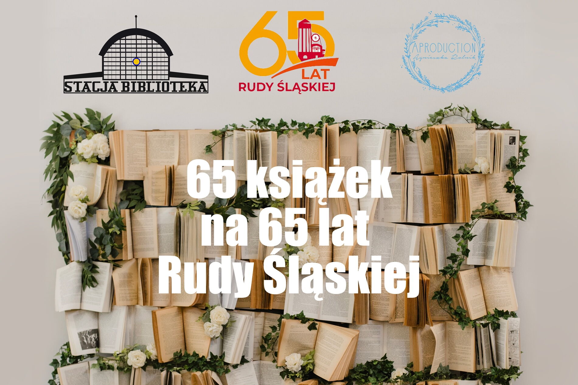 Ścianka wykonana z książek, na której widnieje napis 65 książek na 65 lat Rudy Śląskiej. Umieszczone są loga Stacja Biblioteka, 65 lat Rudy Śląskiej oraz Aproduction.