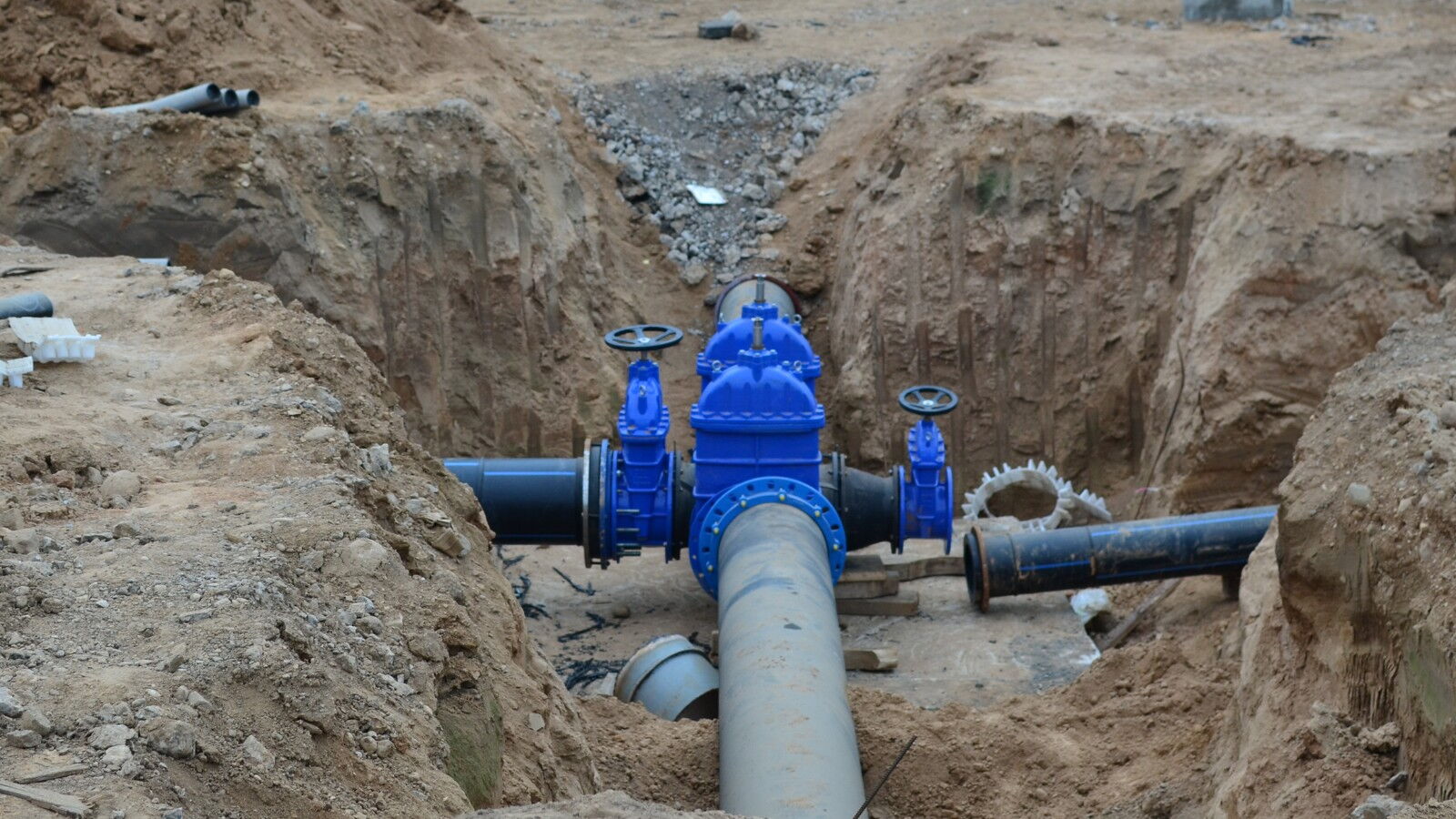 Wodociąg w wykopie.