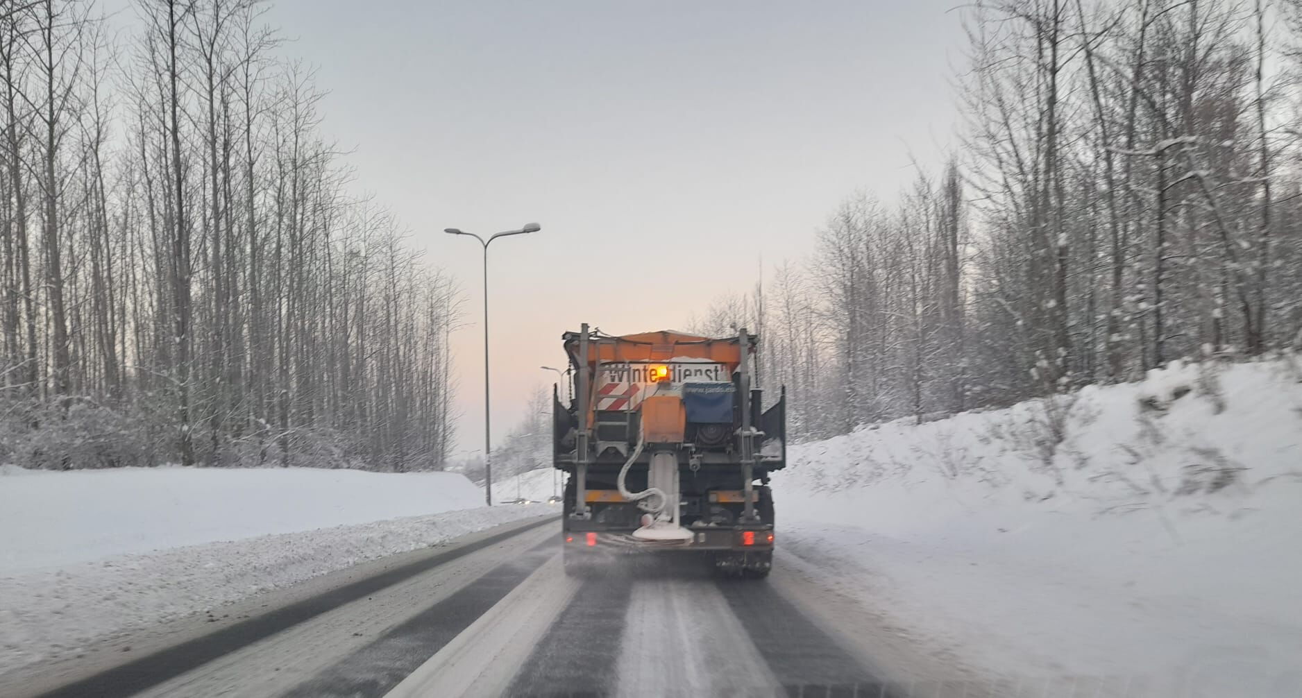 Pług odśnieżający jezdnię.