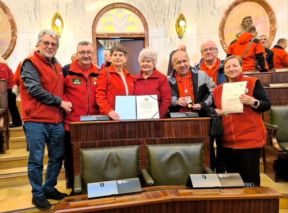 Działacze PPTK prezentują wyróżnienie