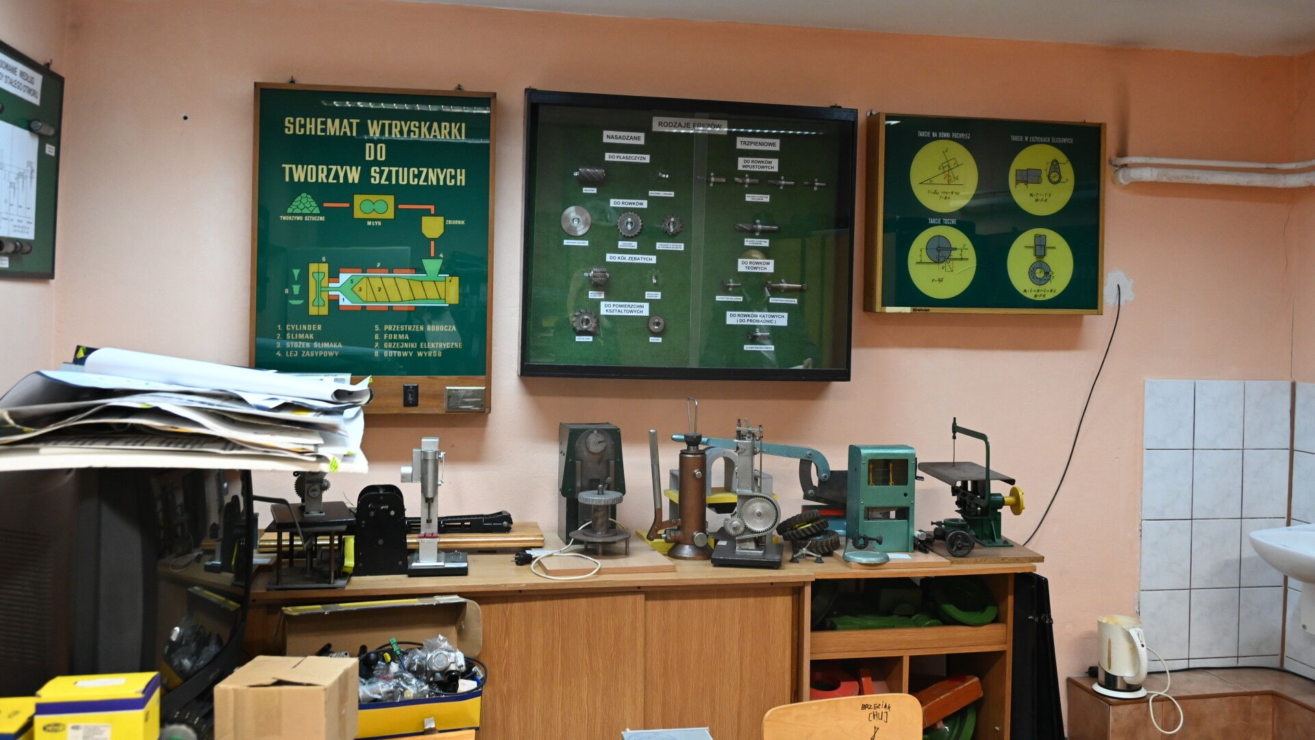 Pracownia szkolna, maszyny, części, schematy.