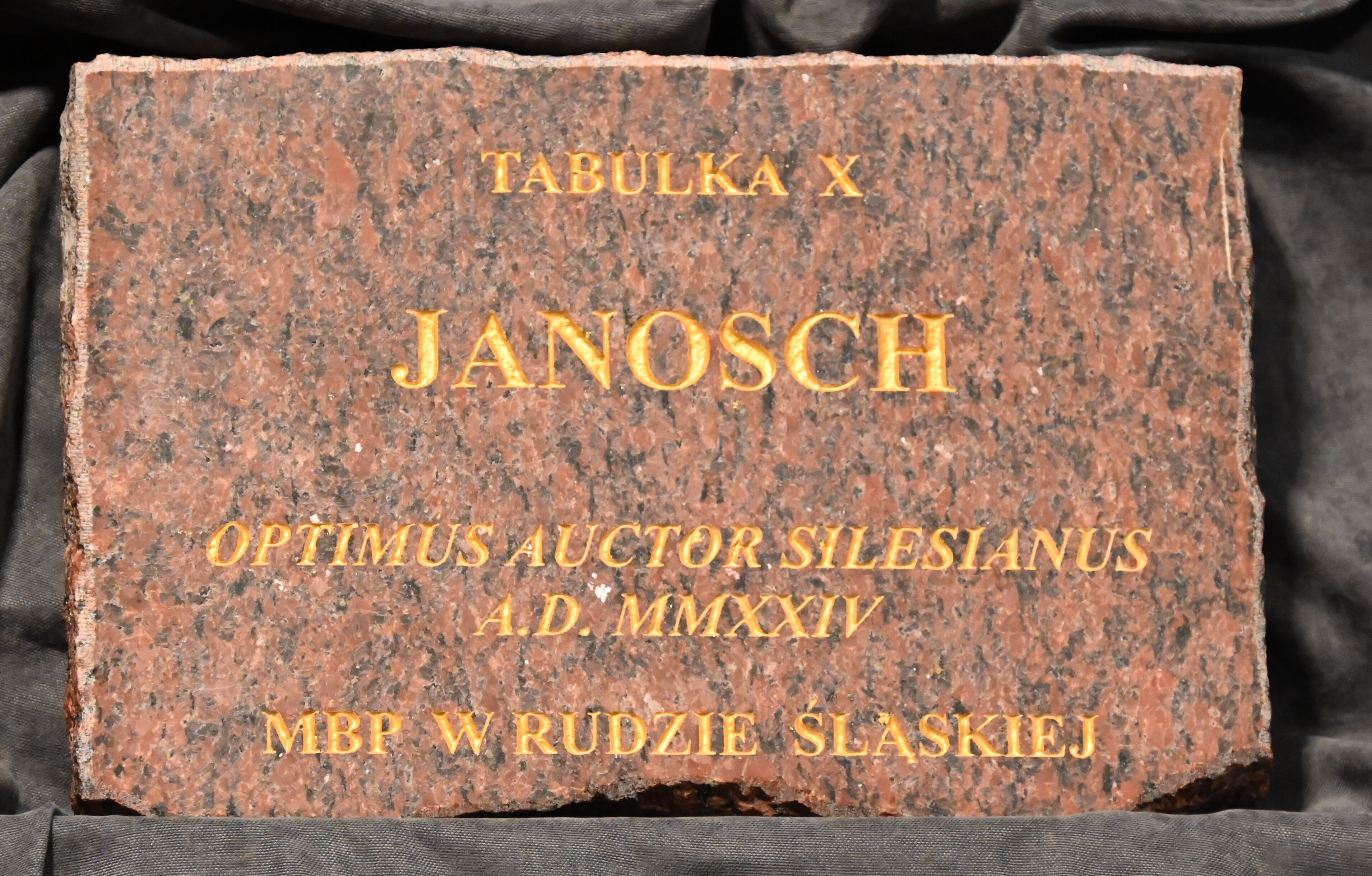 marmurowa tablica z napisem Janosch Optimus Auctor Silesianus A.D. MMXXIV MBP w Rudzie Śląskiej