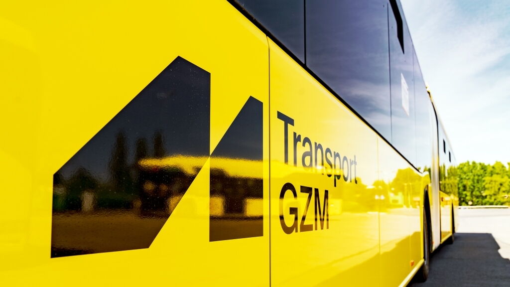 Żółty autobus z napisem "Transport GZM".