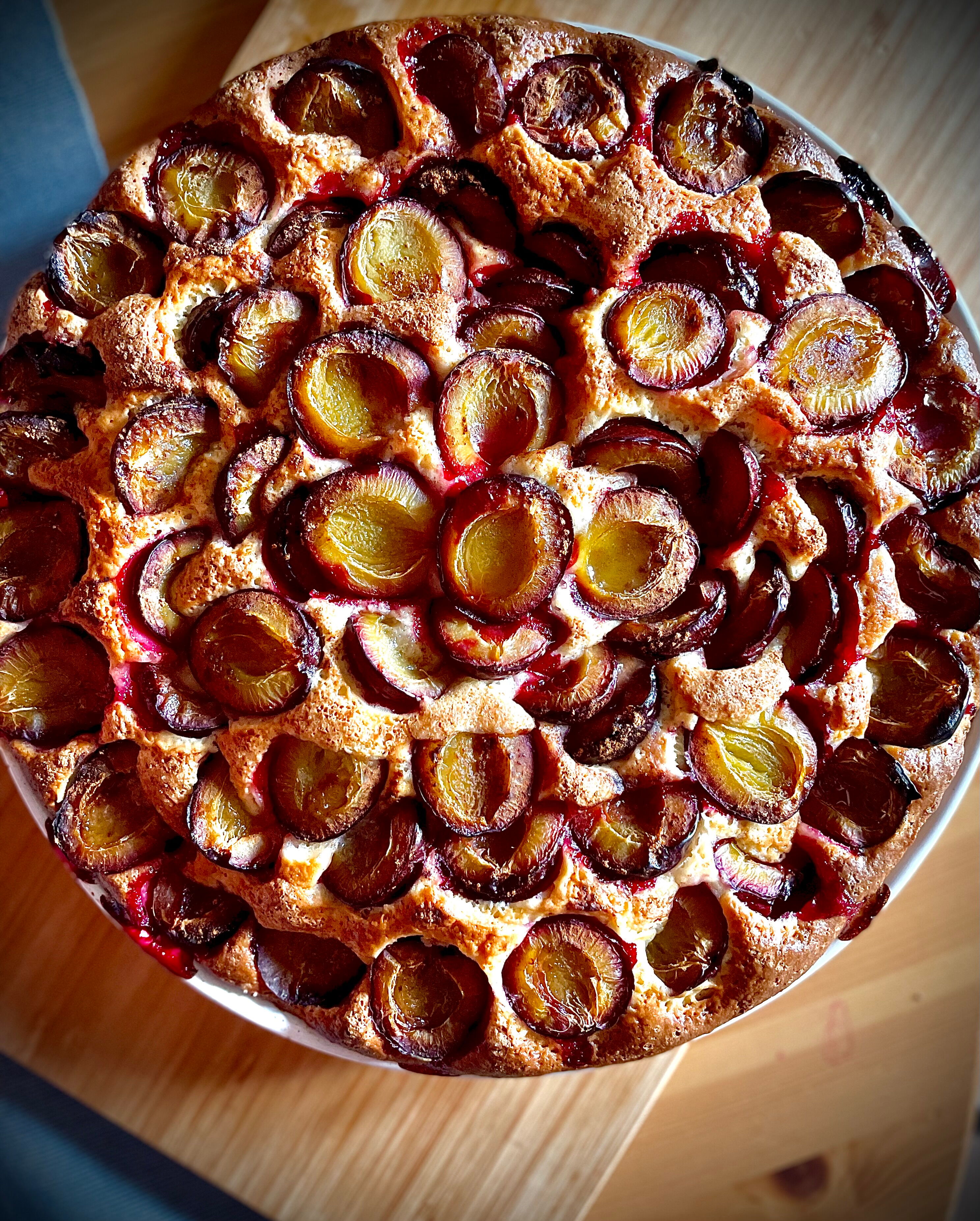 zdjęcie wierzchu ciasta ze śliwkami