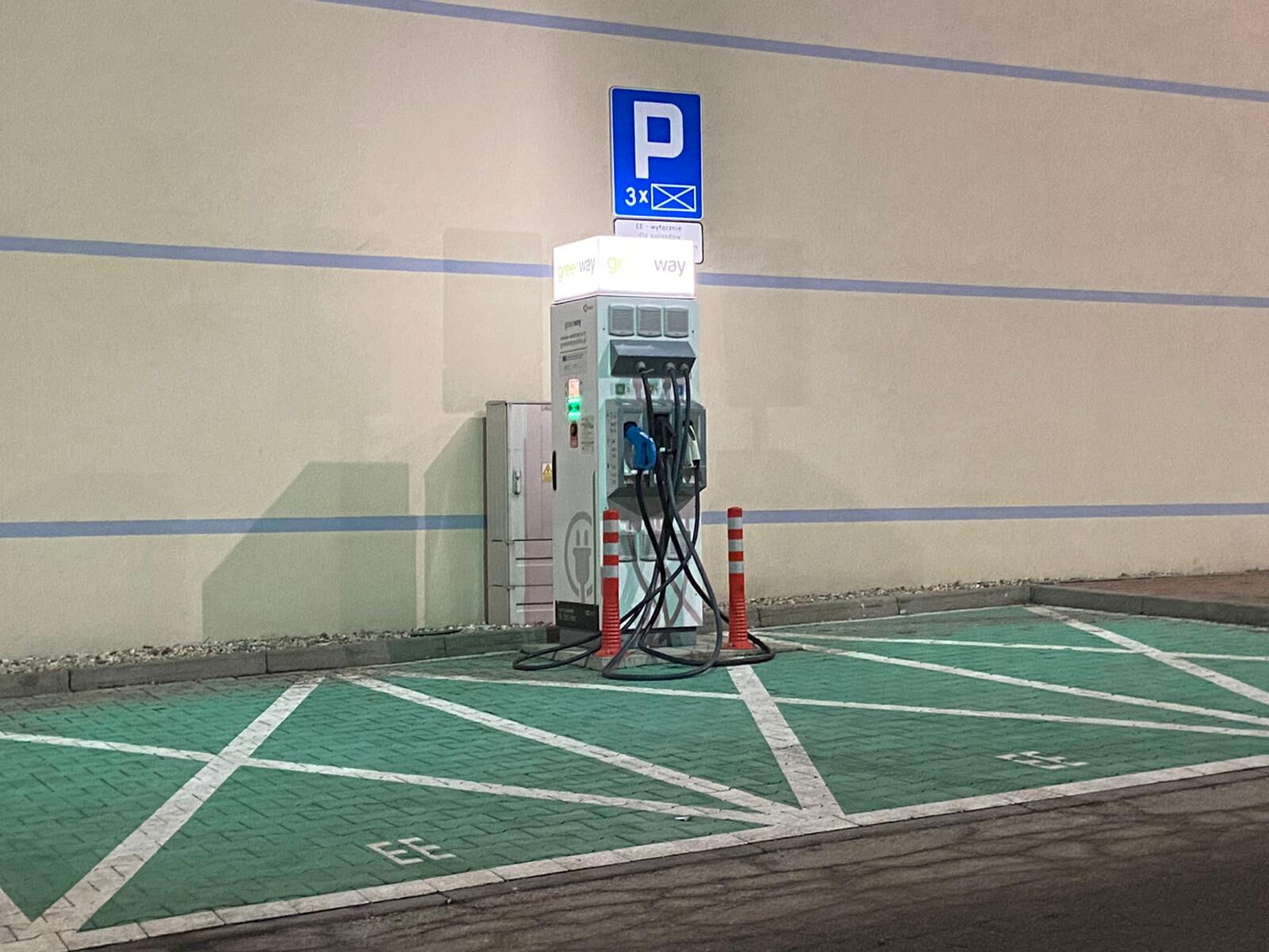 Powstaną kolejne stacje ładowania "elektryków"