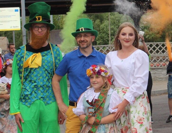 Cztery osoby przebrane w irlandzki strój.