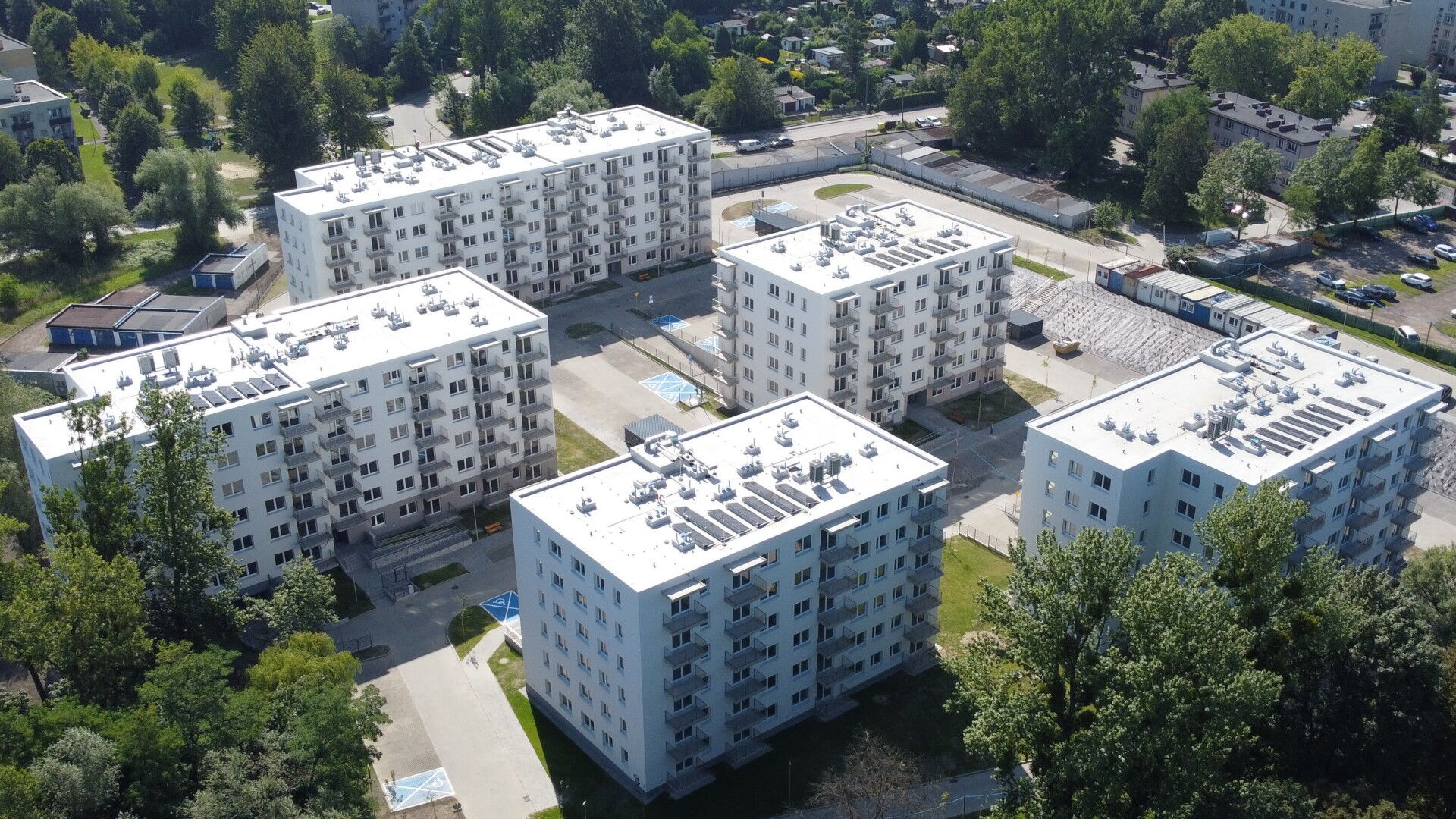 Widok z lotu ptaka na 5 budynków wielorodzinnych.