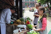 Zjedz śniadanie w ogrodzie