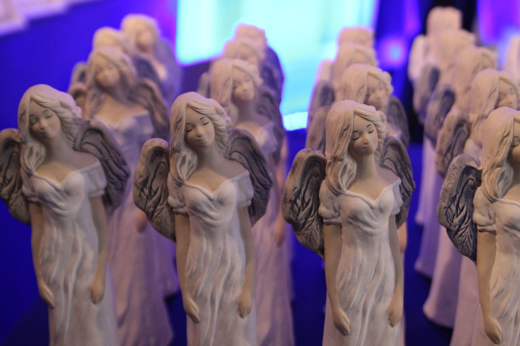 Statuetki przedstawiające anioły.
