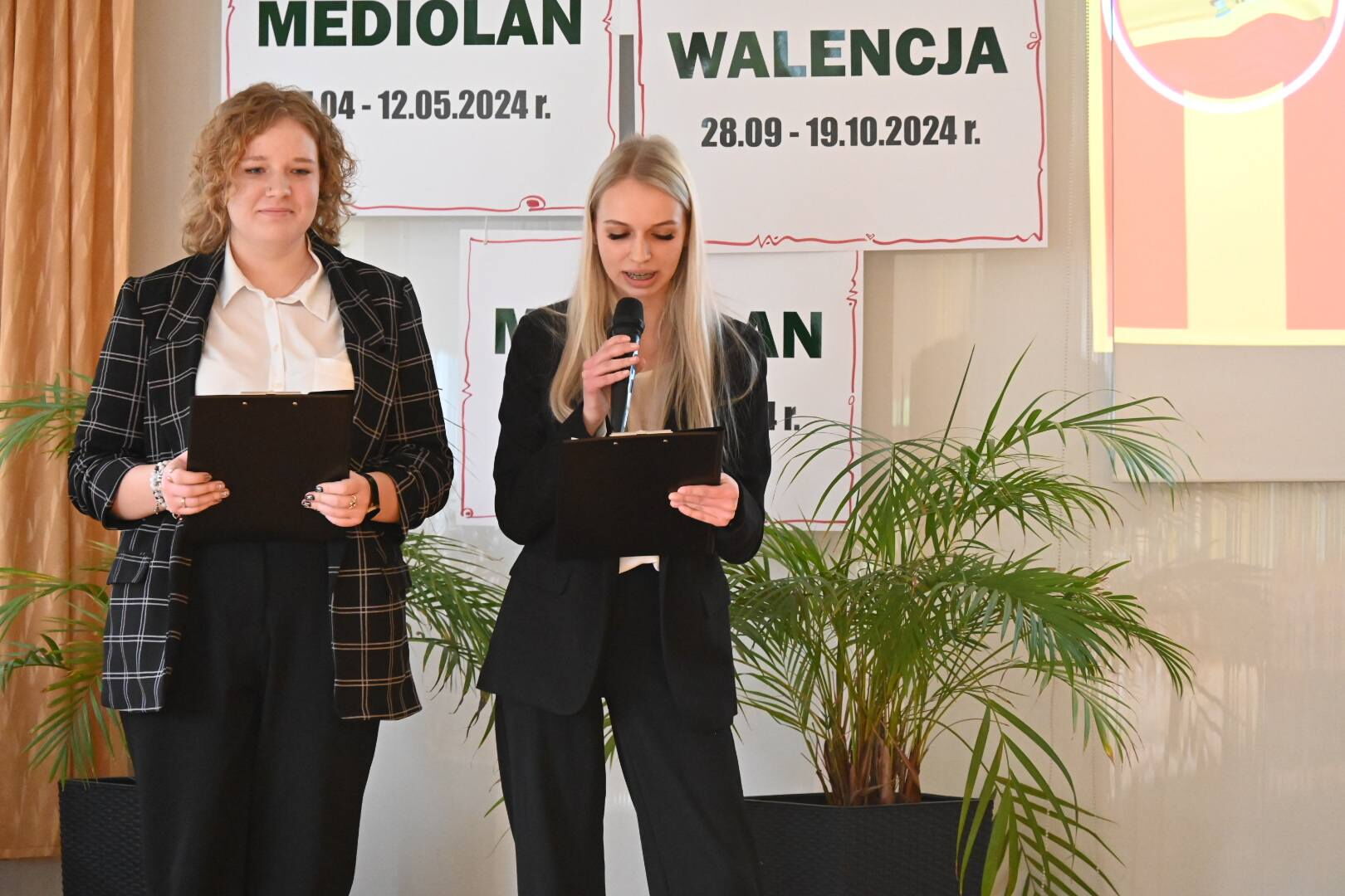 Dwie młode kobiety na tle napisów Mediolan i Walencja.