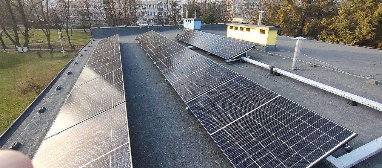 Instalacja fotowoltaiki na dachu przedszkola