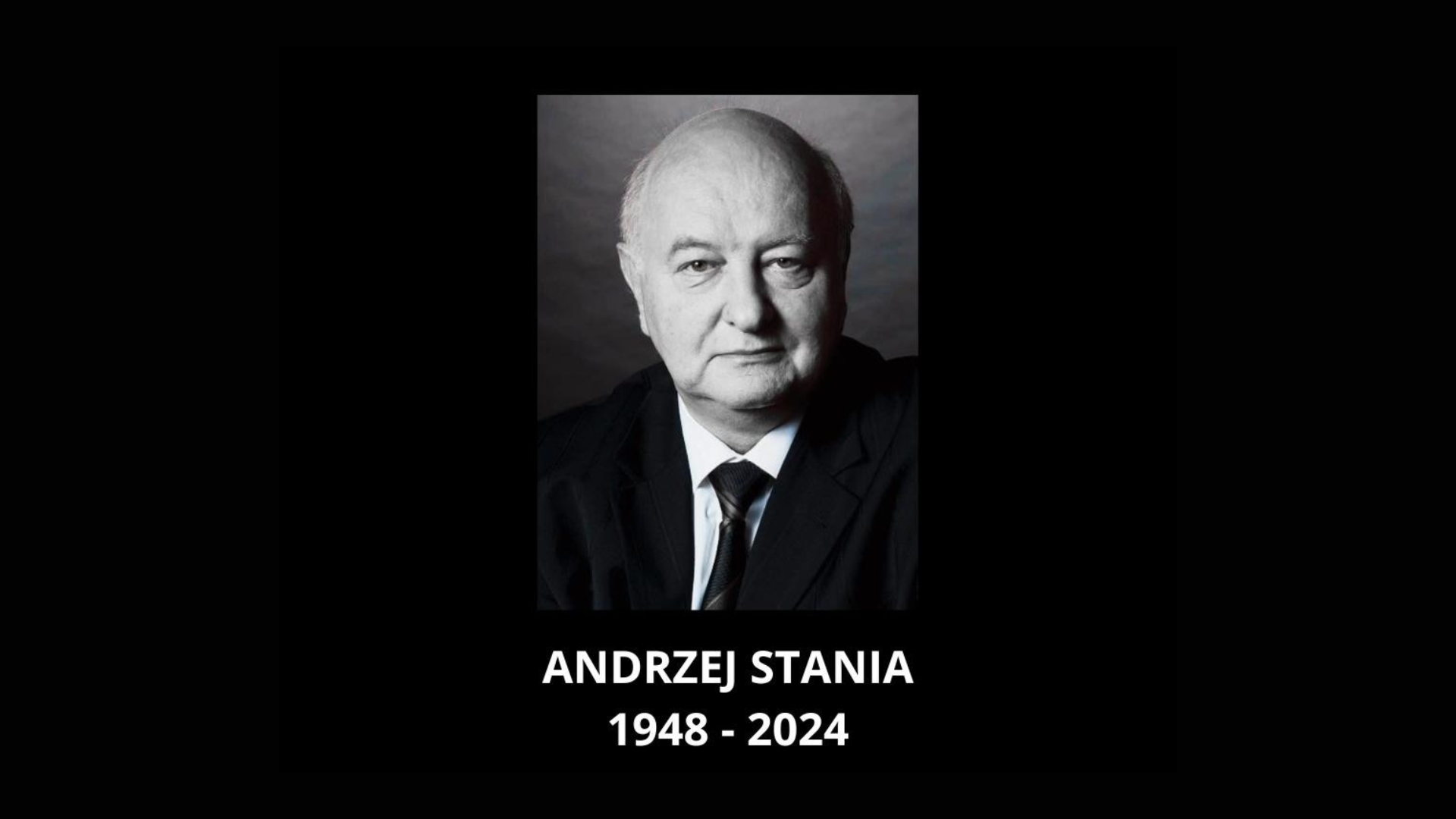 Czarna plansza ze zdjęciem mężczyzny w odcieniach szarości, tekst "Andrzej Stania 1948-2024".