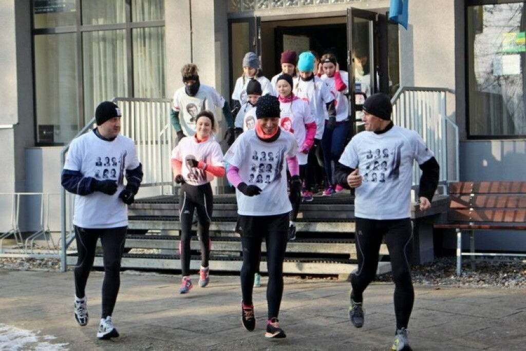 Kilka osób wybiega z wejścia szkoły.