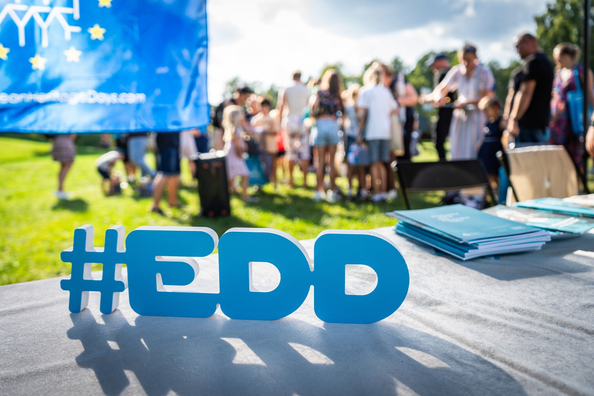 Logo EDD na tle ludzi i natury.