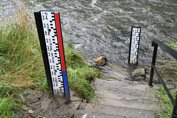 wodowskaz i schody prowadzące do wzbierającej rzeki