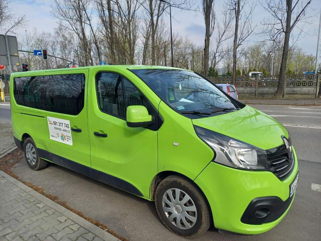 Zielone auto z naklejką "Dzwonię i jadę"