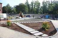 Pierwsze z rewitalizowanych podwórek się zazielenia