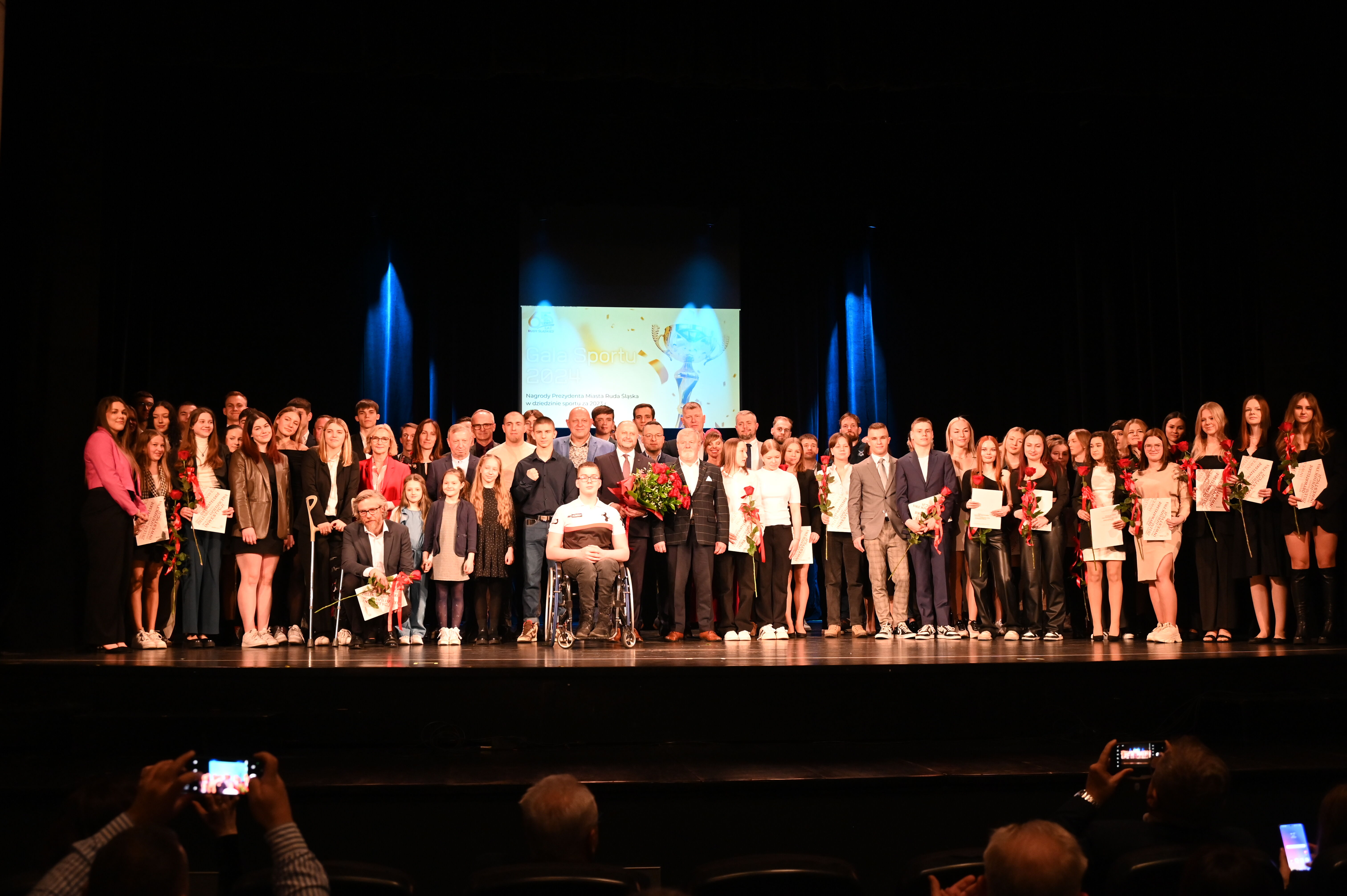 Nagrodzeni sportowcy pozują do zdjęcia.