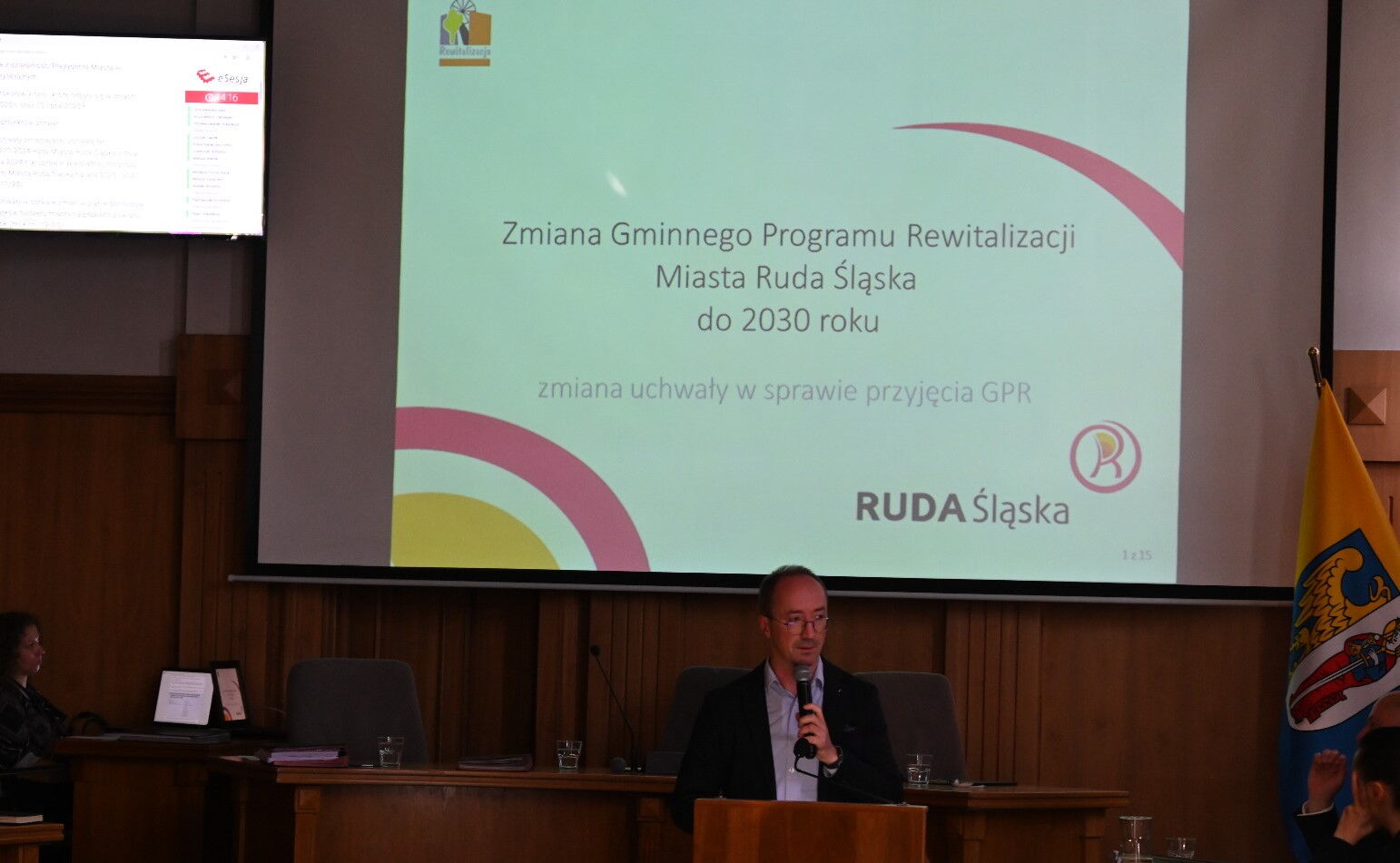 Osoba przemawia na sesji Rady Miasta