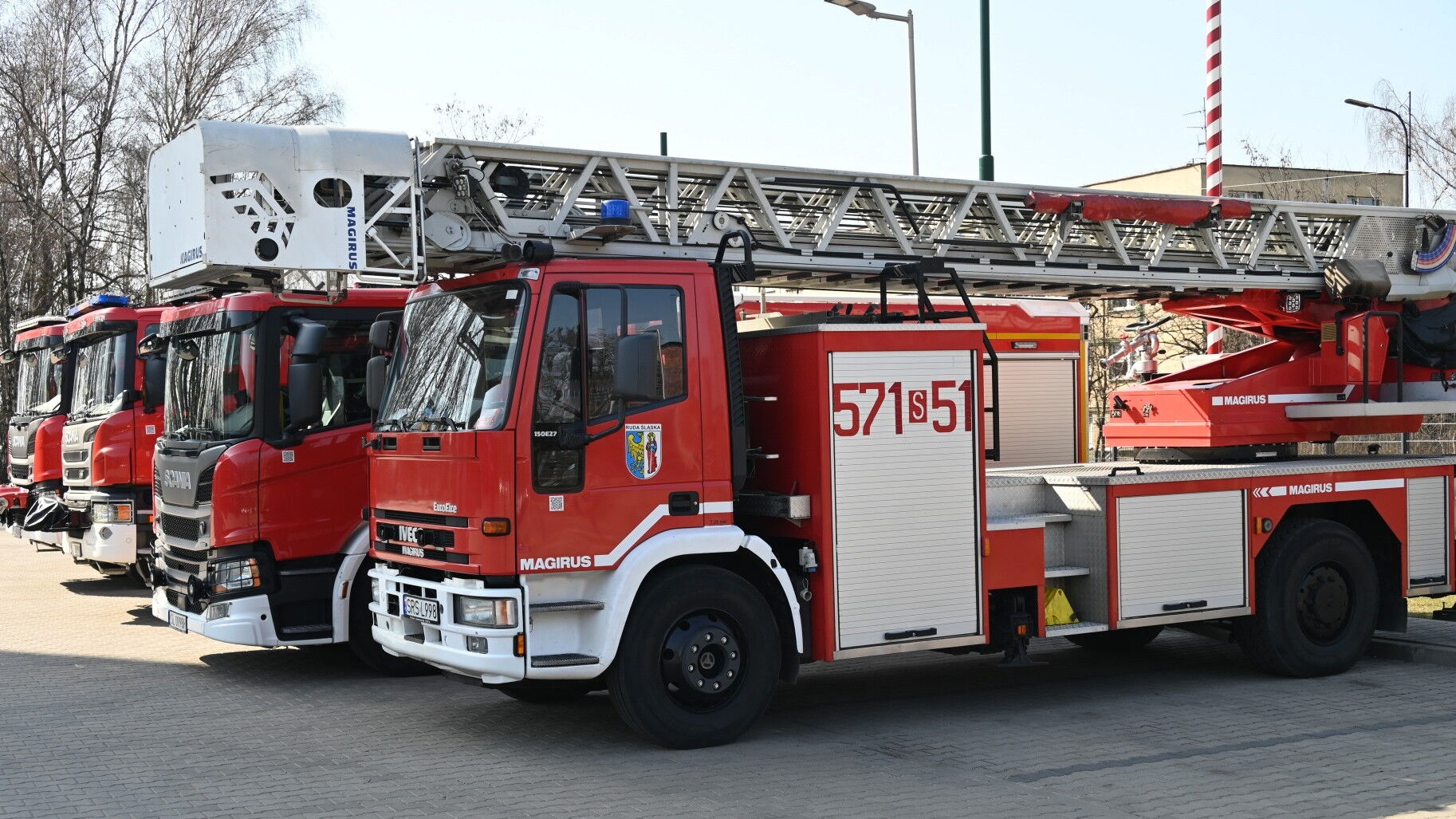 Cztery wozy bojowe straży pożarnej, na pierwszym widoczny herb Rudy Śląskiej.