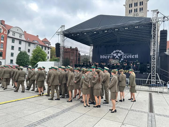 zdjęcie przedstawiające scenę w plenerze oraz strażników granicznych przygotowujących się do parady
