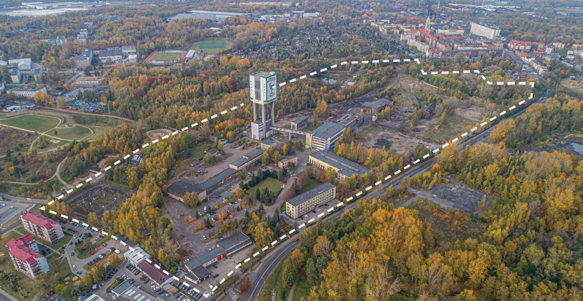 Zdjęcie lotnicze z terenem zaznaczonym linią przerywaną.