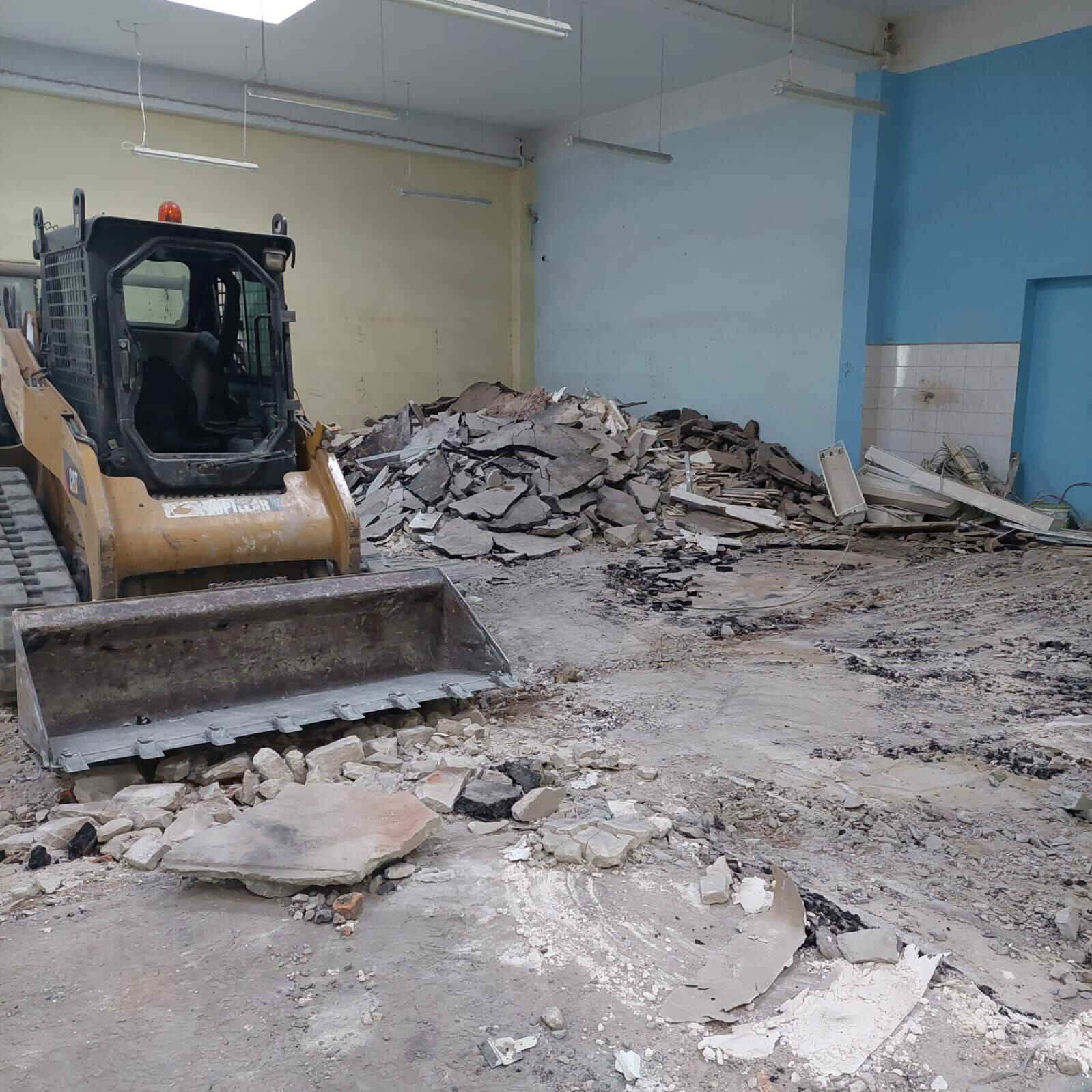 prace remontowe wewnątrz pracowni, obok stoi sprzęt budowlany