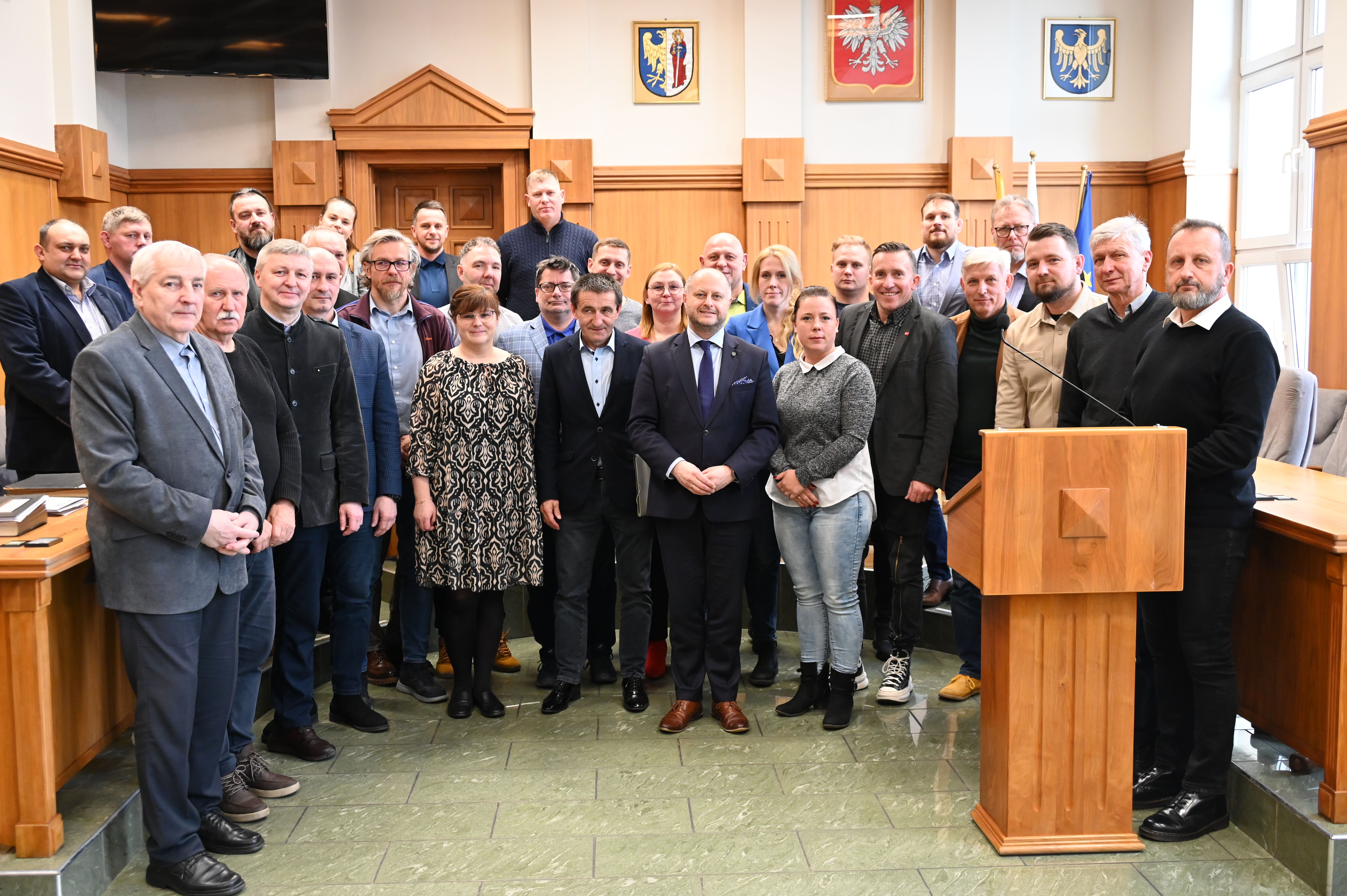 Kilkanaście osób pozuje do zdjęcia.