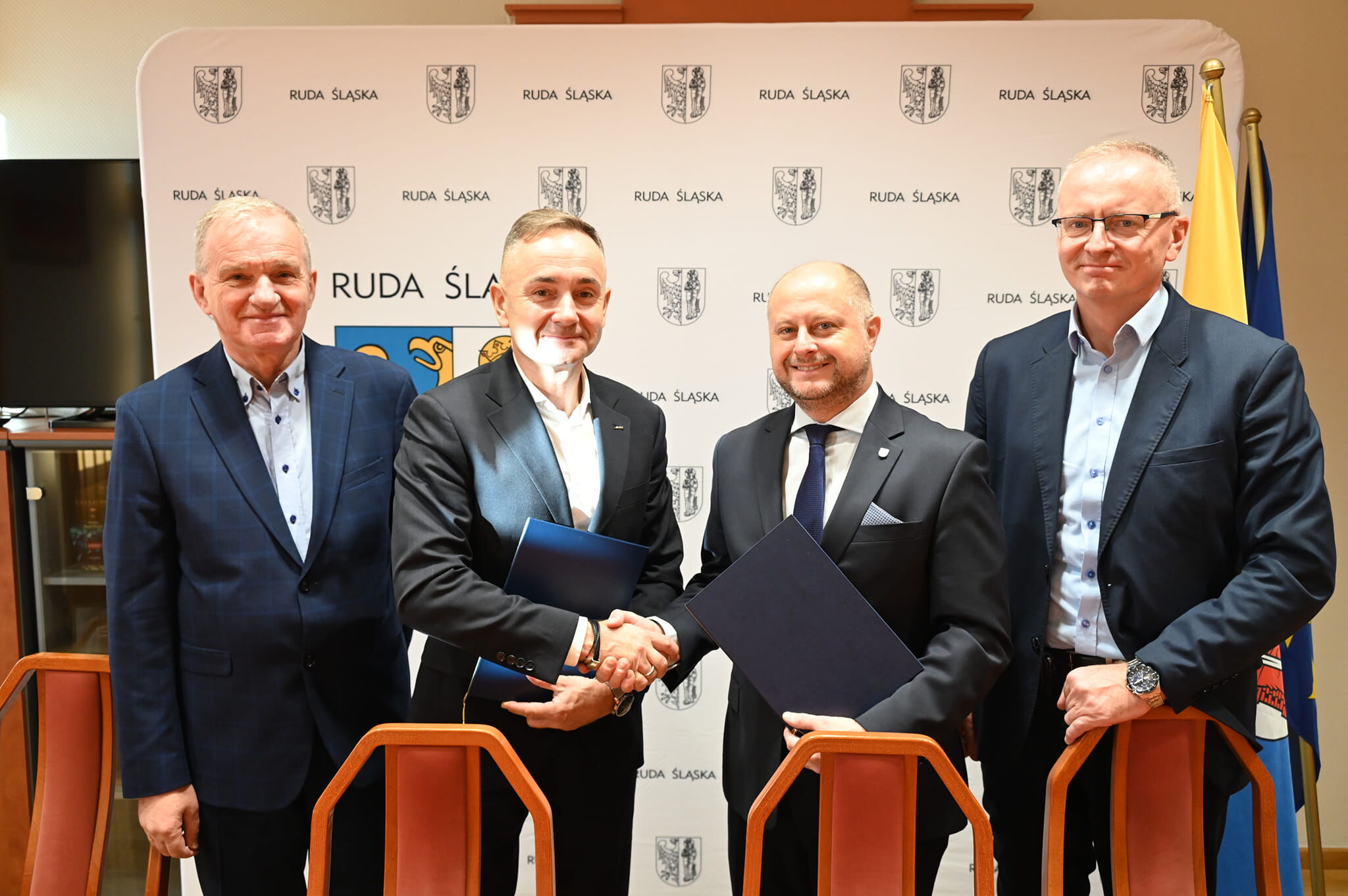 Czterech mężczyzn z teczkami.