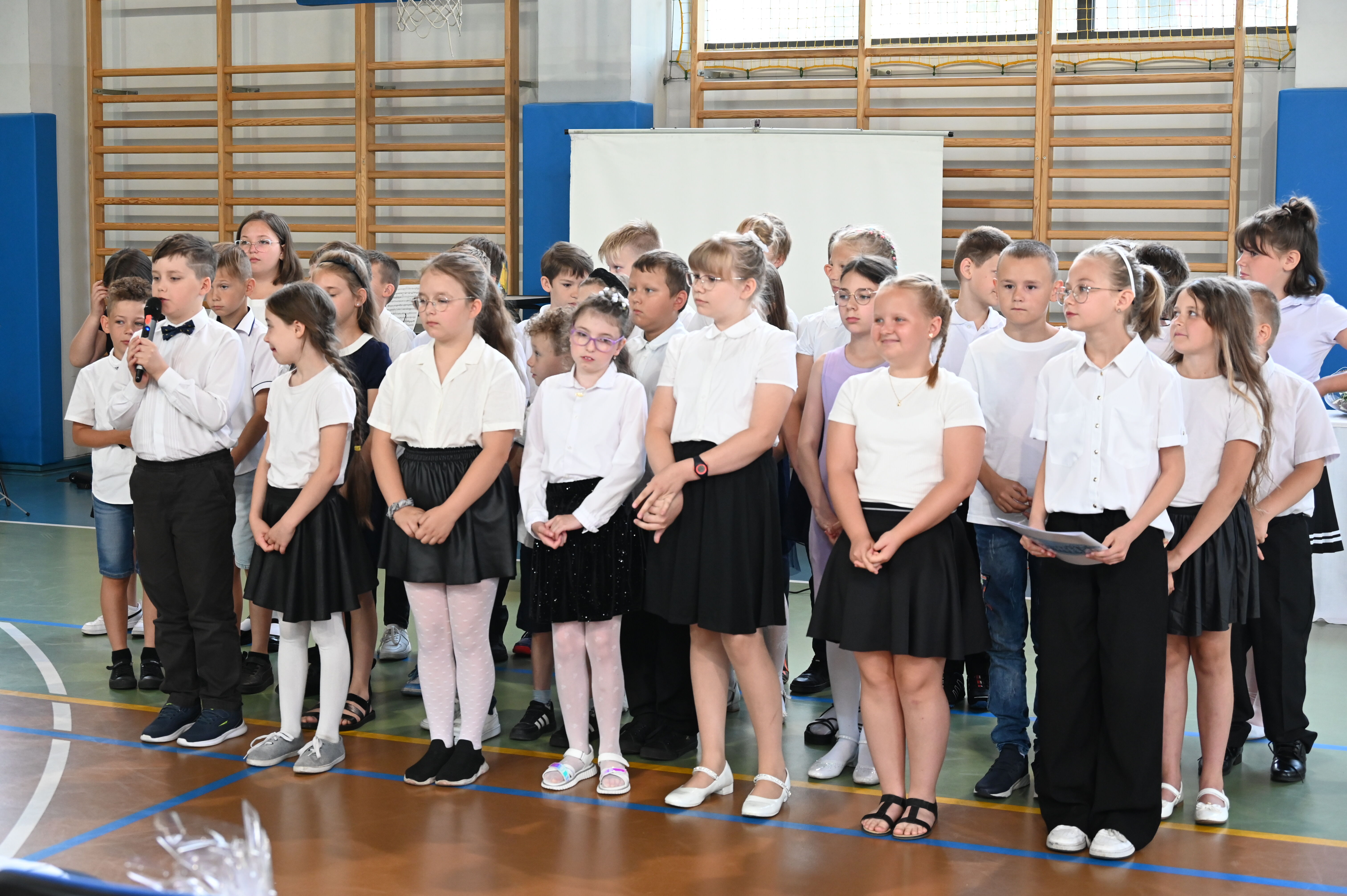 grupa dzieci ubrana odświętnie