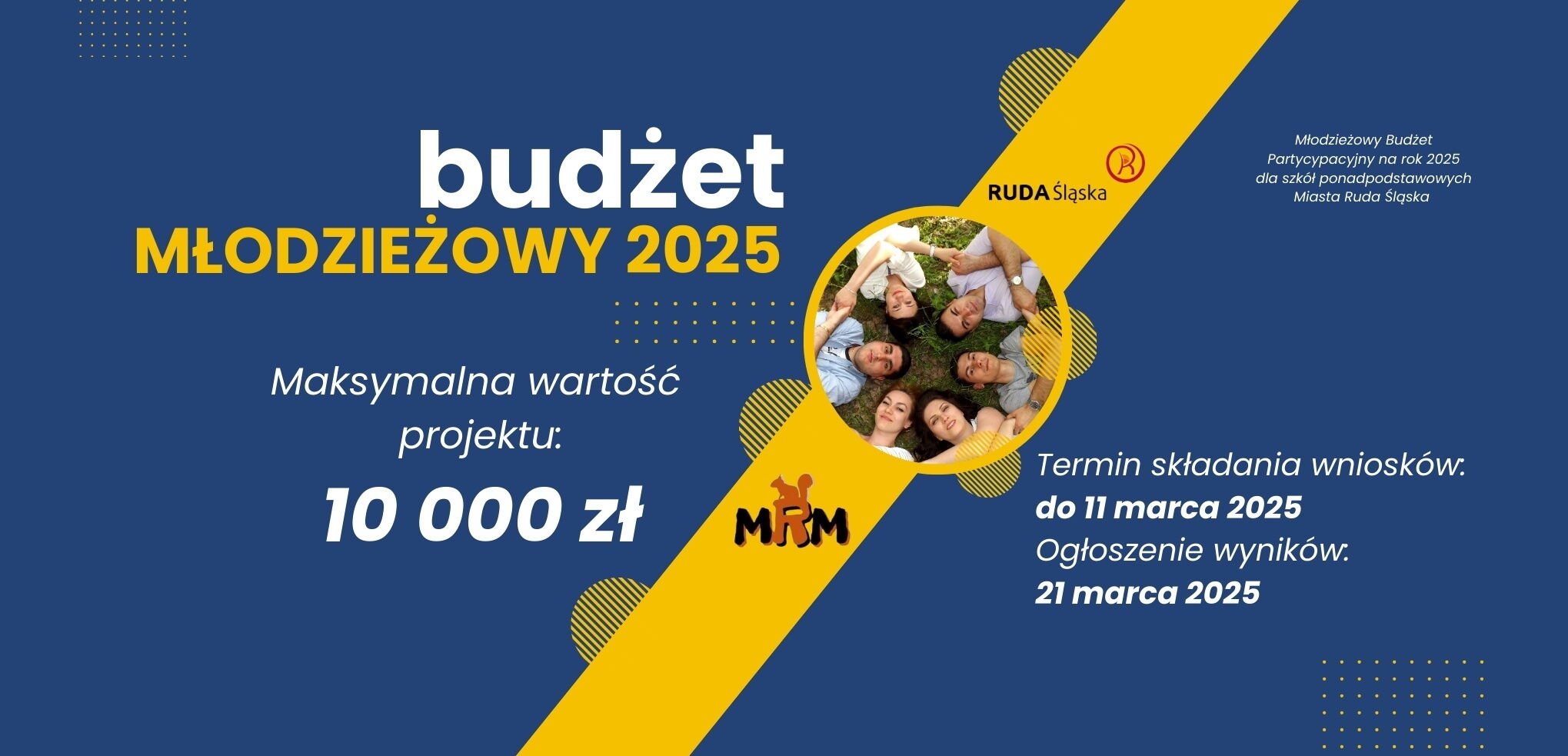 Młodzi ludzie leżący w kole na trawie, informacje o Młodzieżowym Budżecie Partycypacyjnym, logotypy Rudy Śląskiej i Młodzieżowej Rady Miasta.
