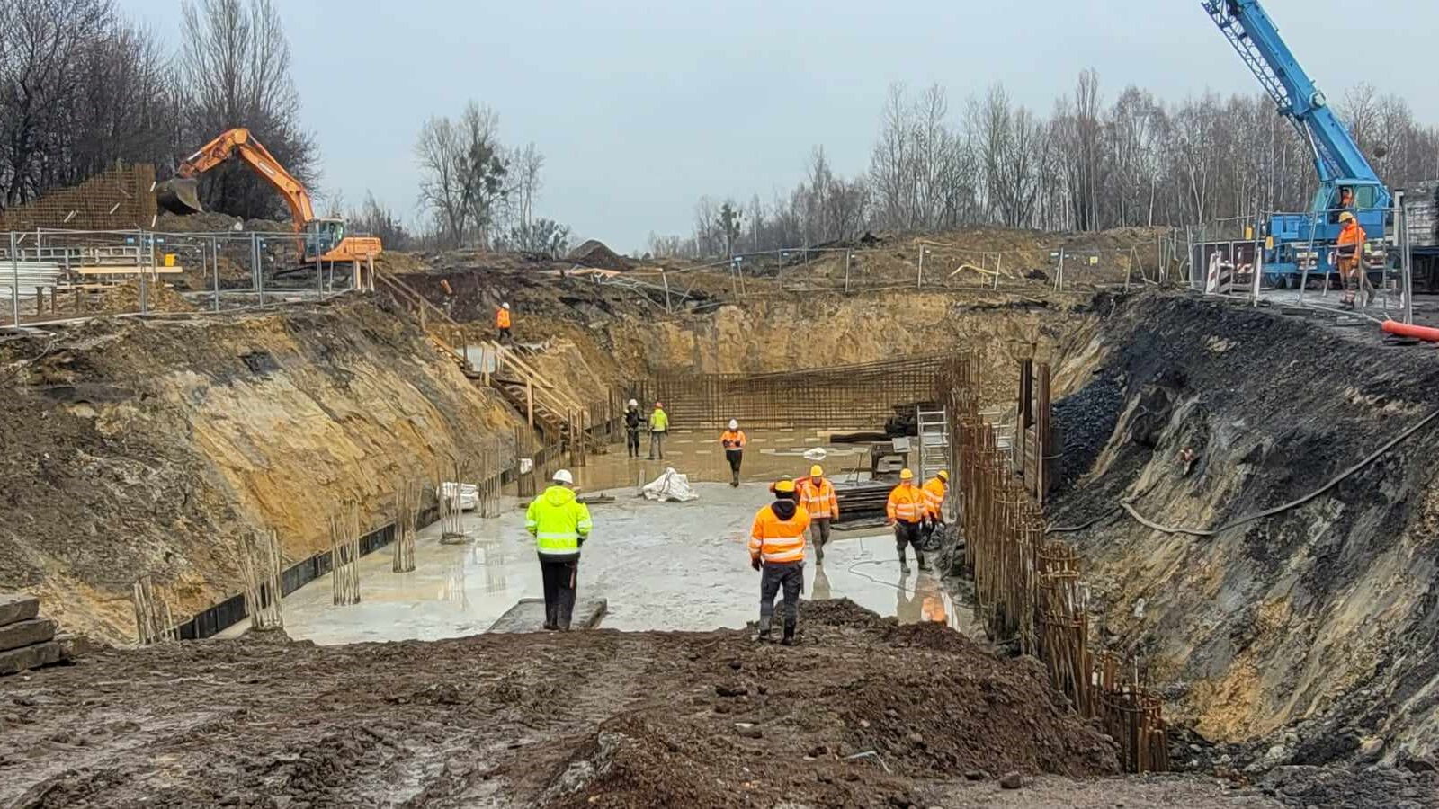 Wykop, fundamenty, robotnicy, koparki.