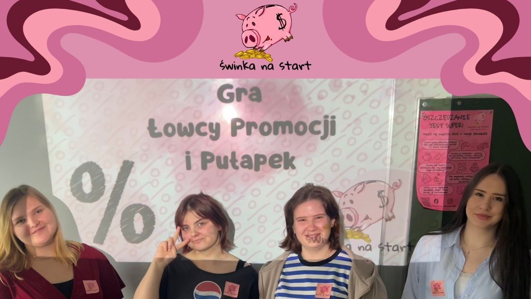 Cztery dziewczyny w tle ekran z prezentacją, świnka skarbonka, tekst "Świnka na Start"