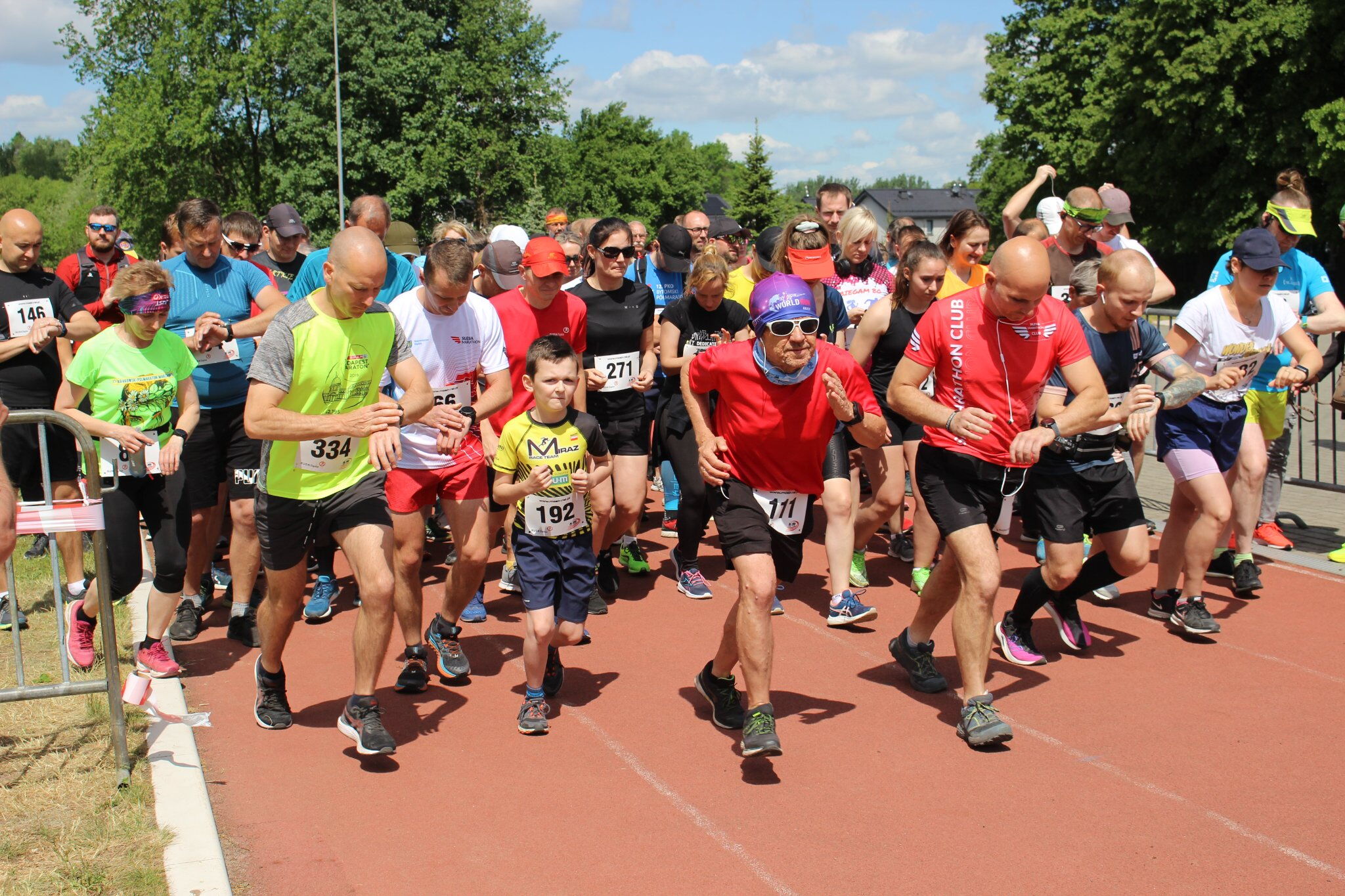 Biegacze biegna po bieżni.