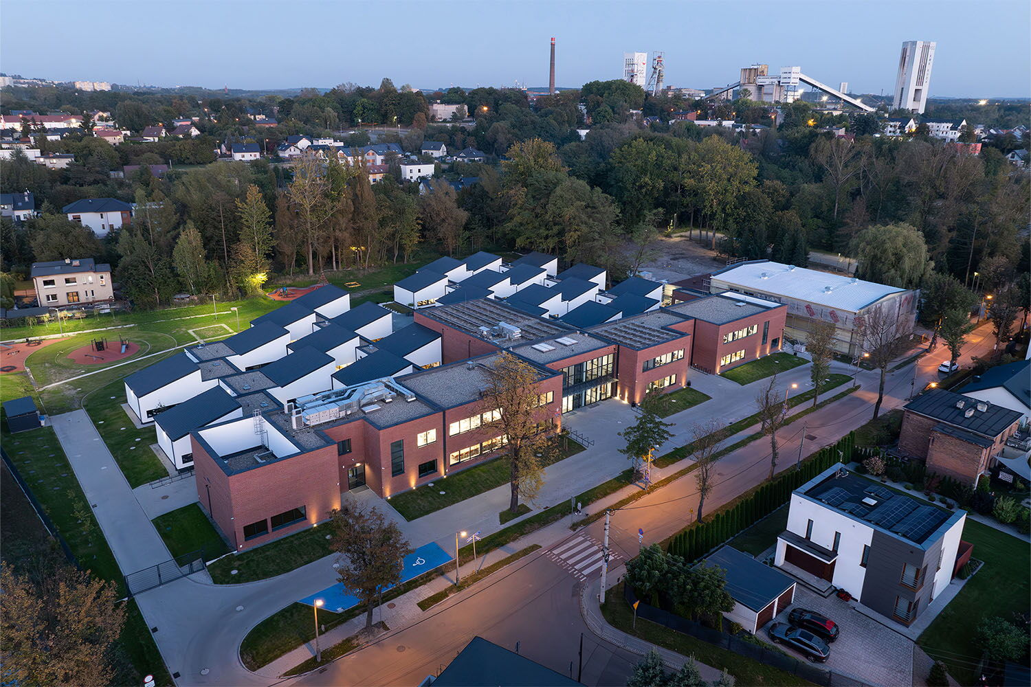 Zdjęcie z drona nowego budynku szkoły podstawowej nr 17 autorstwa Tomasza Zakrzewskiego.