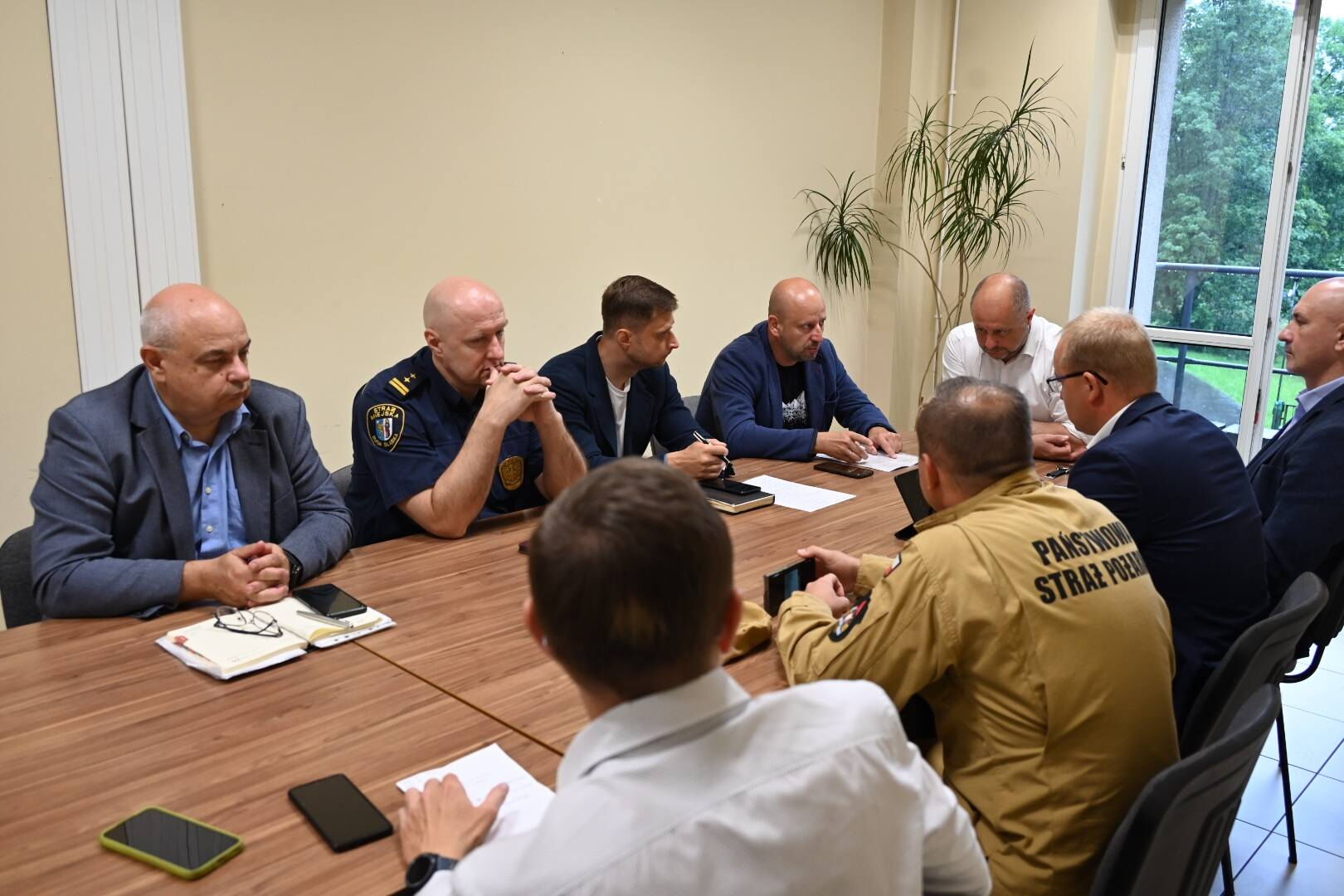 Kilkoro mężczyzn siedzących przy stole.